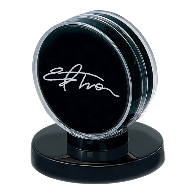 ultra-pro-hockey-puck-display-halter-mit-schwarzem-sockel image 1