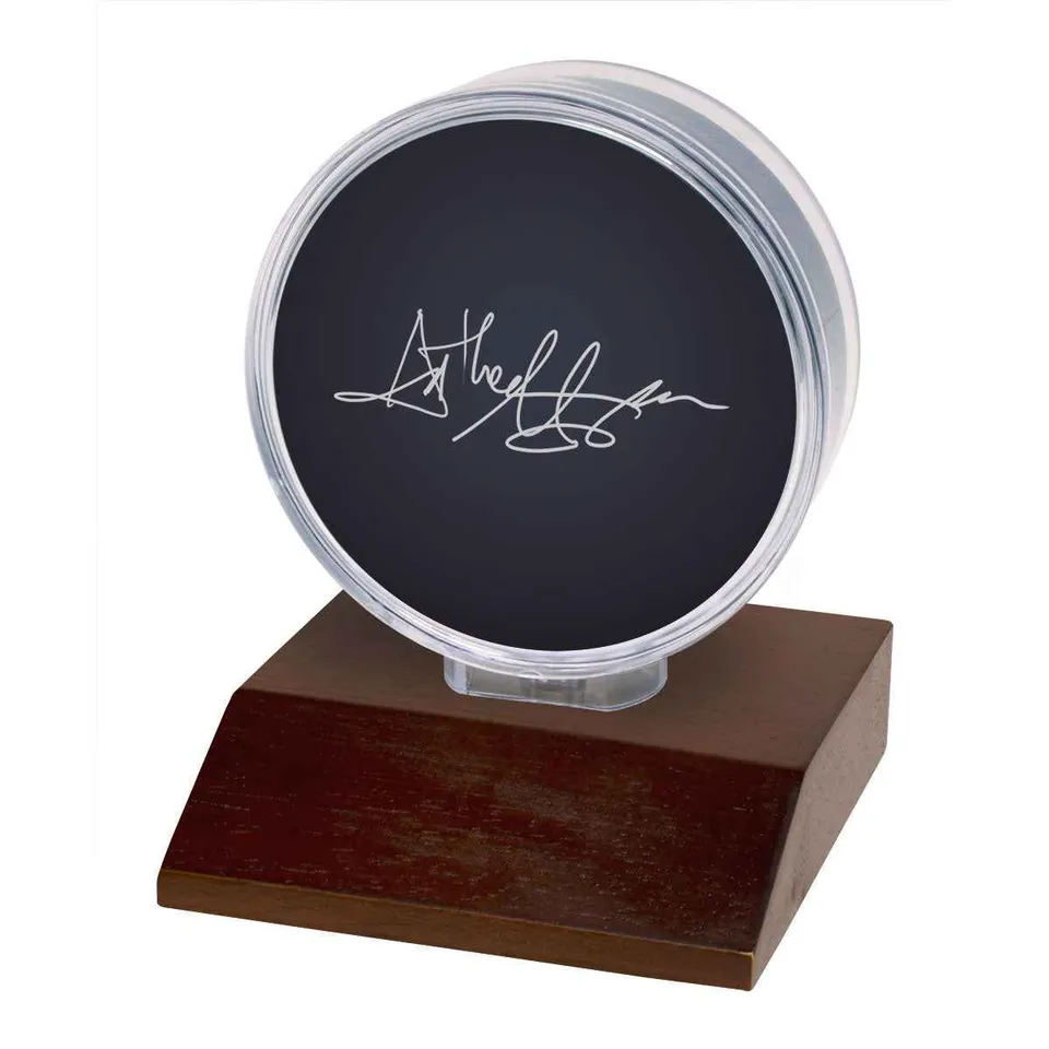 ultra-pro-hockey-puck-display-halter-mit-dunklem-holzfu image 1